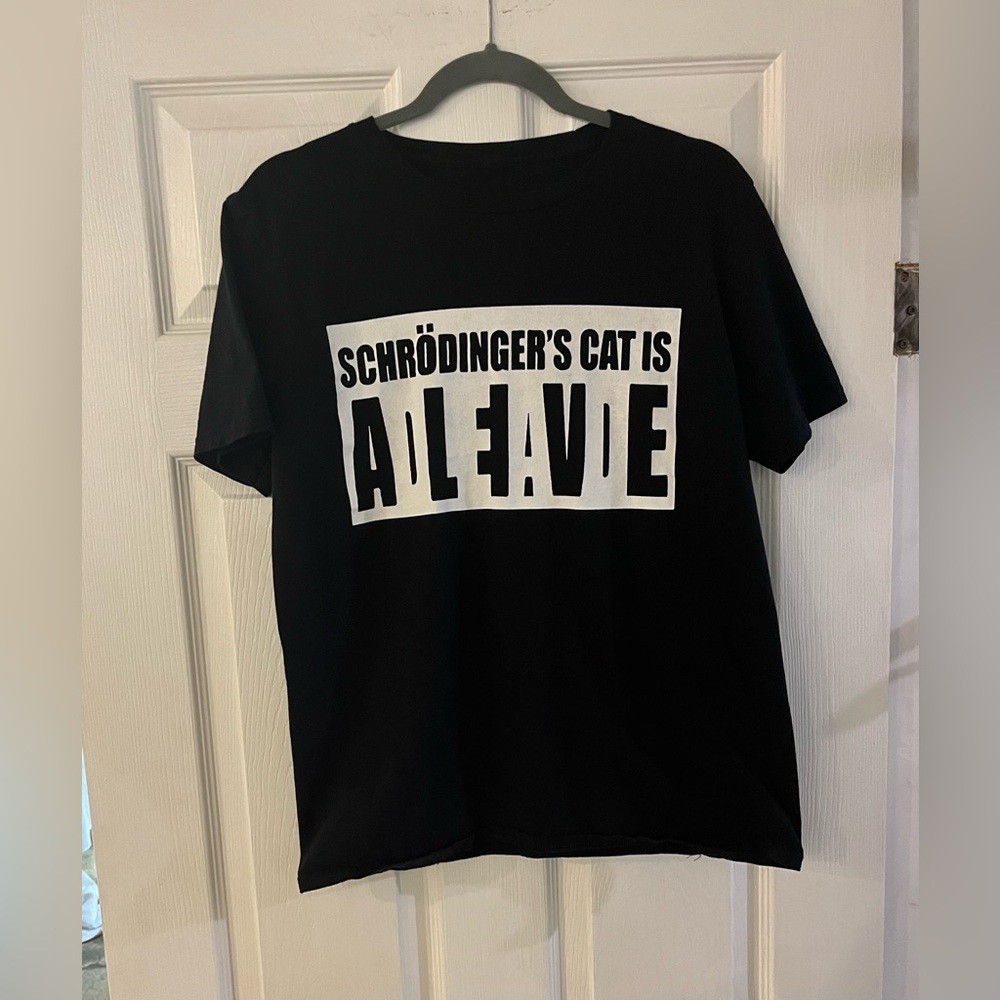 2/$20 - M or L 🐈‍⬛- Women’s Graphic T shirt - Schrodinger’s Cat is Alive or Dead